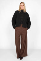 Frau trägt KLARA.K Wide Leg Pants in Braun mit elastischem Bund und seitlichen Taschen