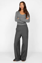 Damenmodell trägt graue KLARA.K Wide Leg Pants mit elastischem Bund und seitlichen Taschen in Relaxed Fit.