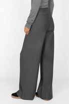 KLARA.K Wide Leg Pants - weite Hose mit elastischem Bund, Bundfalten und seitlichen Taschen aus weich fallendem Viskose-Mix in Grau.
