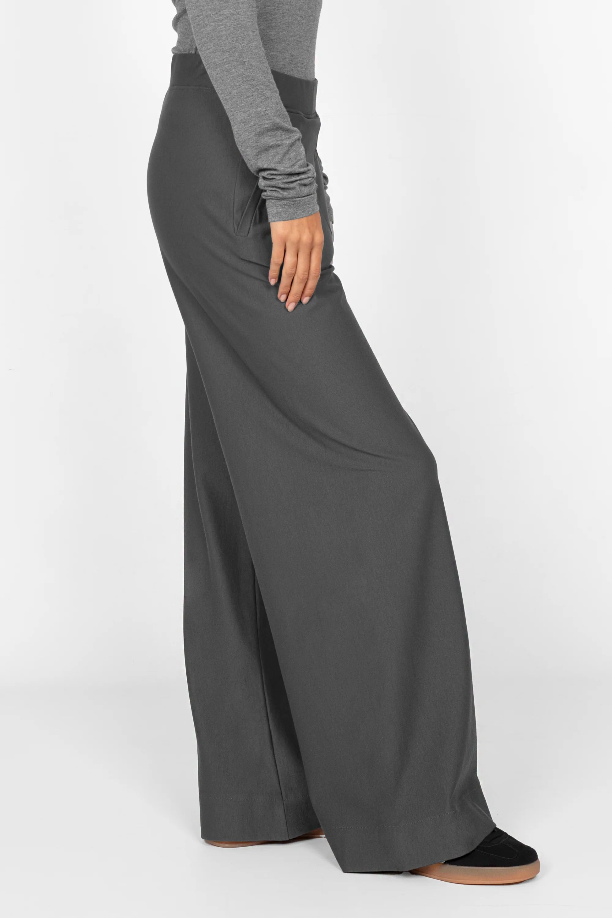 KLARA.K Wide Leg Pants in dunklem Grau mit elastischem Bund und seitlichen Eingrifftaschen