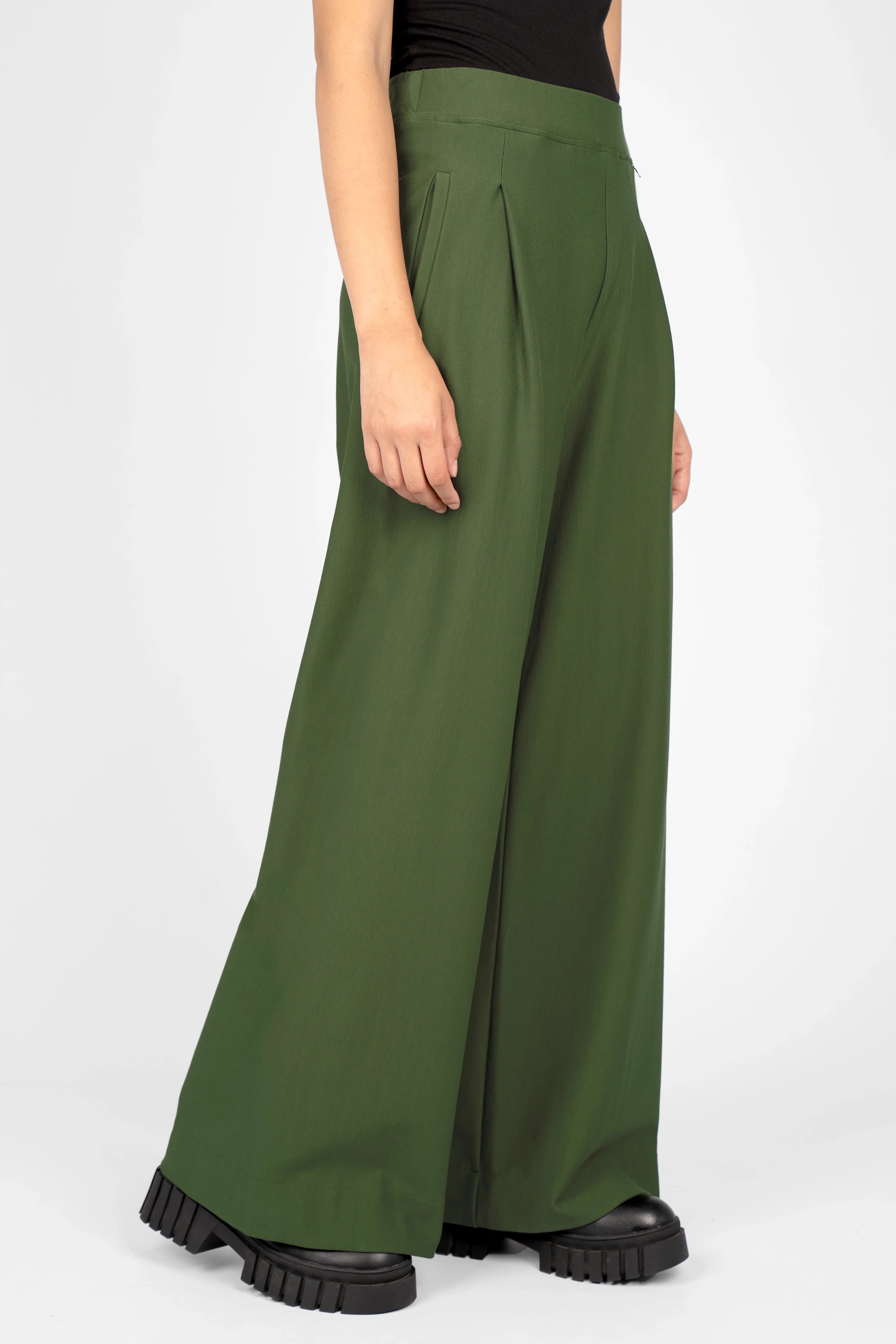 KLARA.K wide-leg green pants with elastic waistband and side pockets in relaxed fit