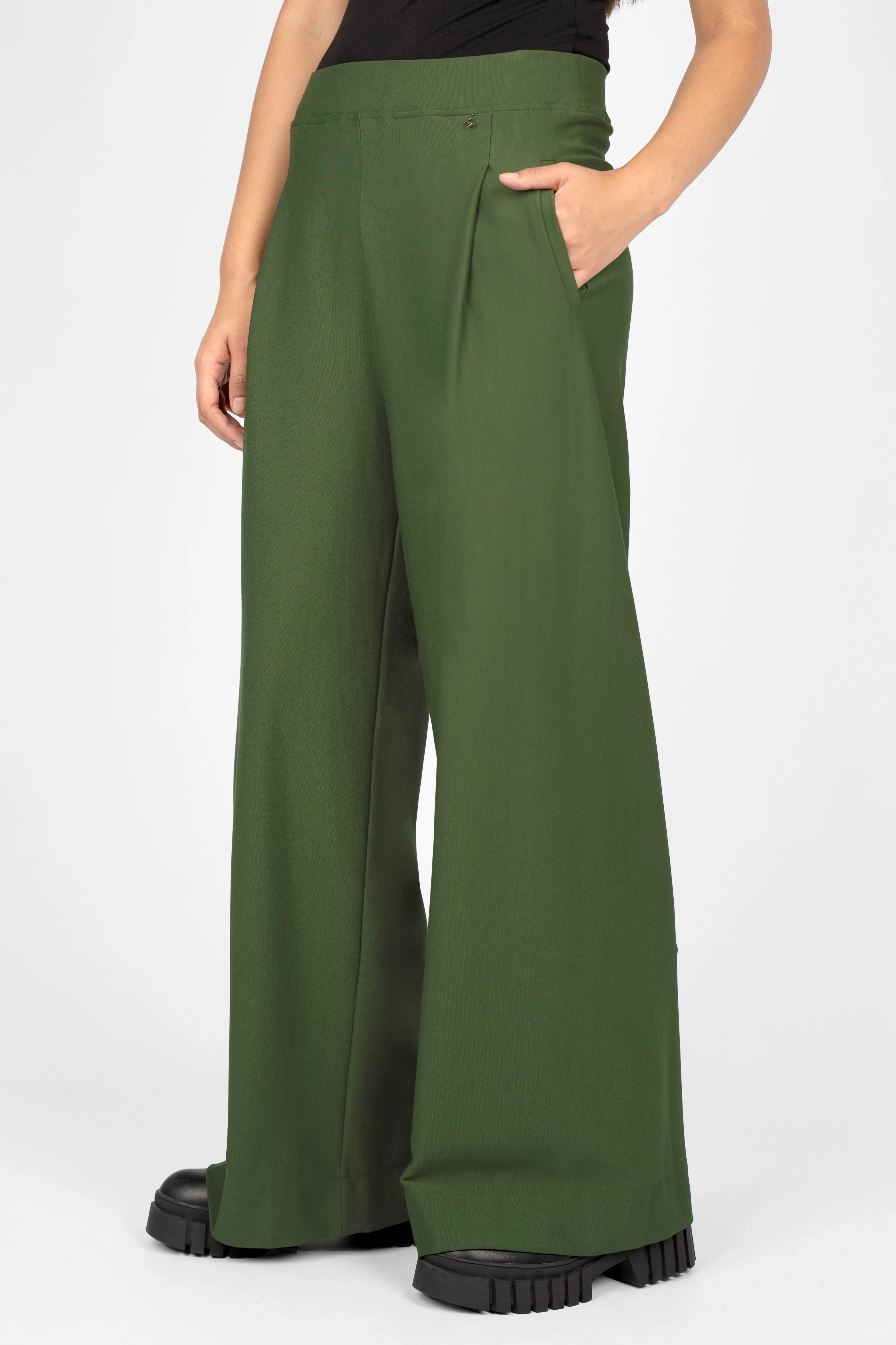 KLARA.K wide-leg green pants with elastic waistband and side pockets in relaxed fit