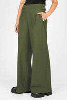 KLARA.K Wide Leg Hose in Olivegrün mit elastischem Bund und seitlichen Taschen