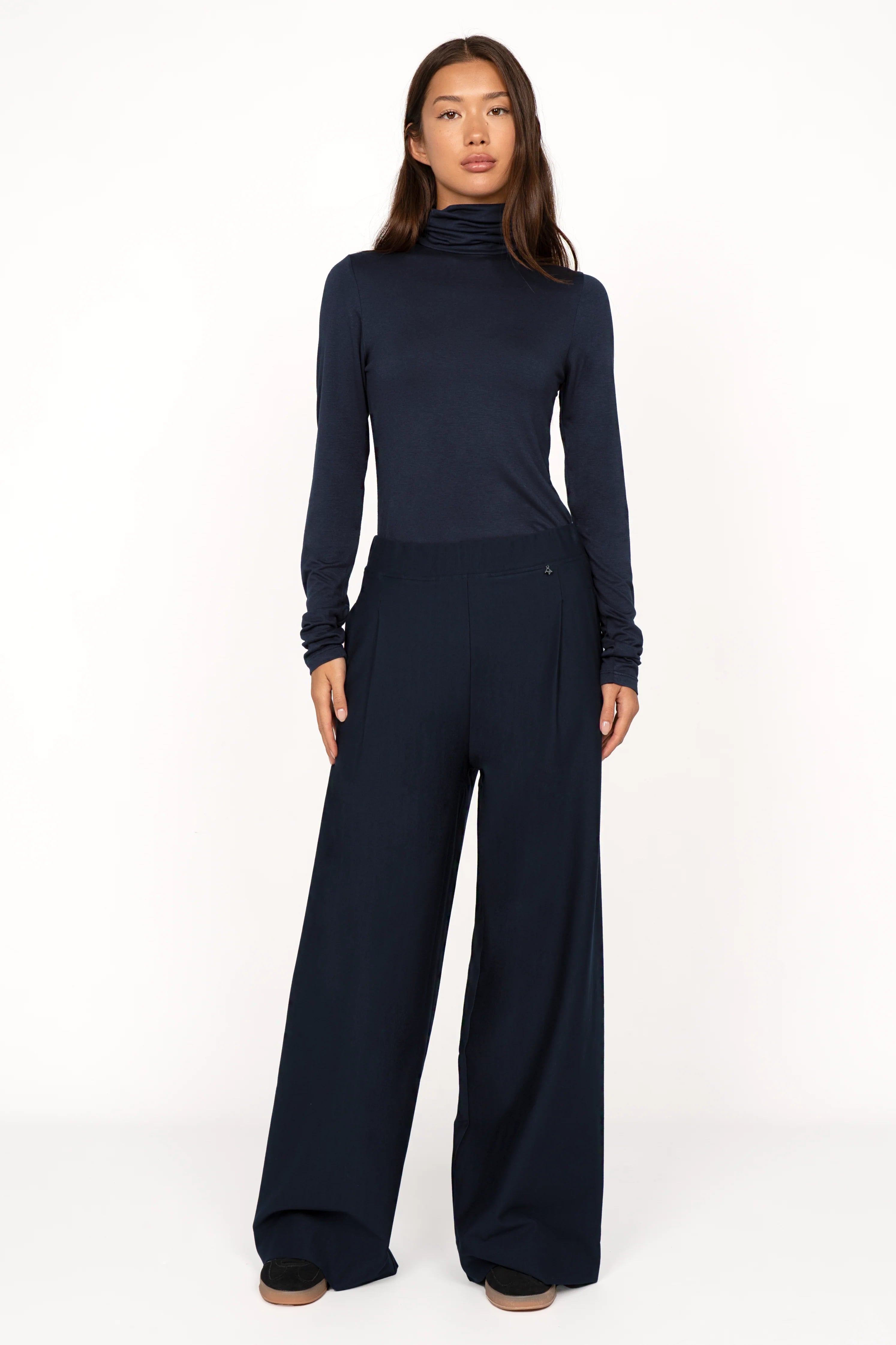 Damen trägt dunkelblaue KLARA.K Wide Leg Pants mit elastischem Bund und seitlichen Taschen