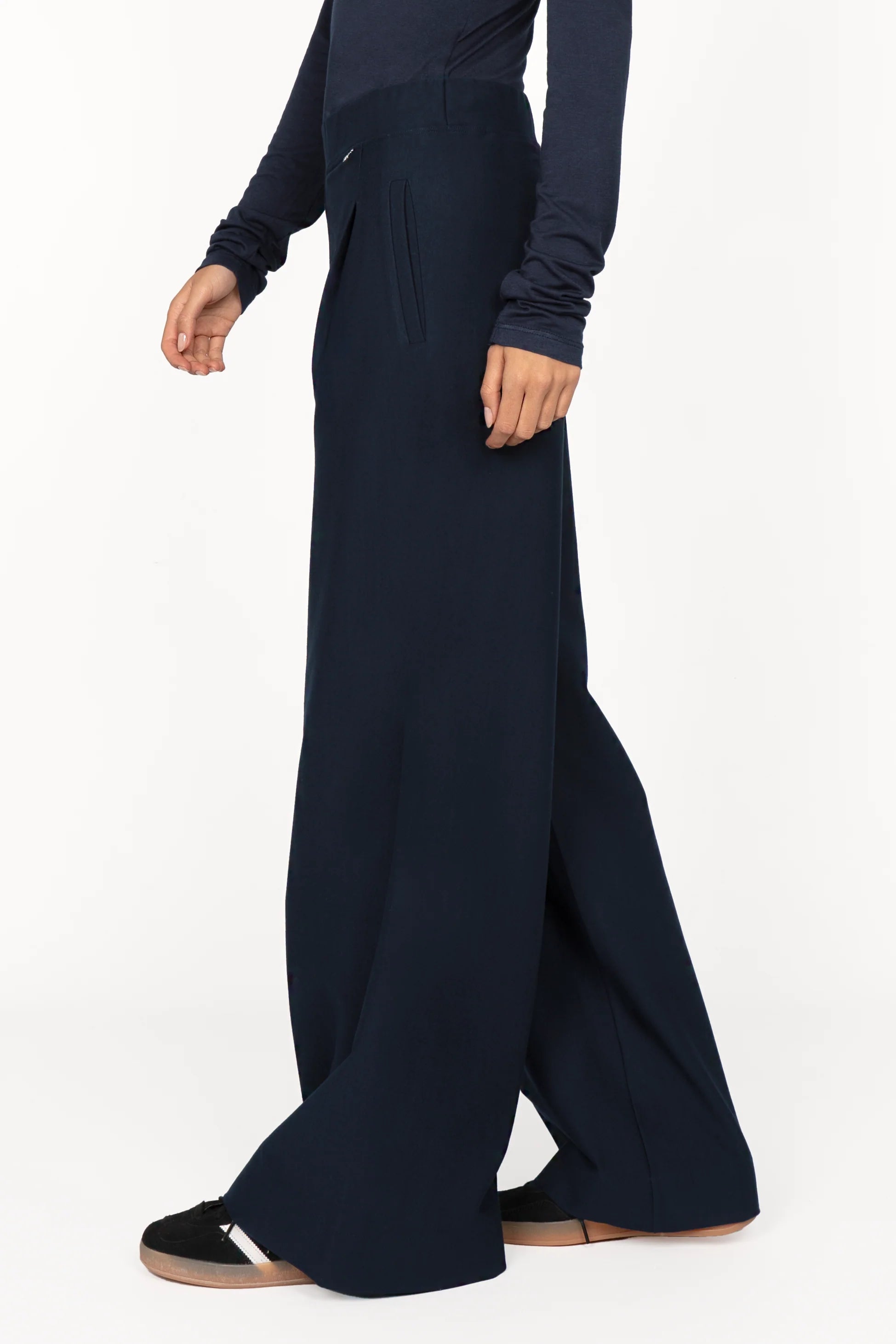 KLARA.K Wide Leg Pants in Dunkelblau mit elastischem Bund, seitlichen Taschen und weitem Schnitt aus weichem Viskose-Mix.