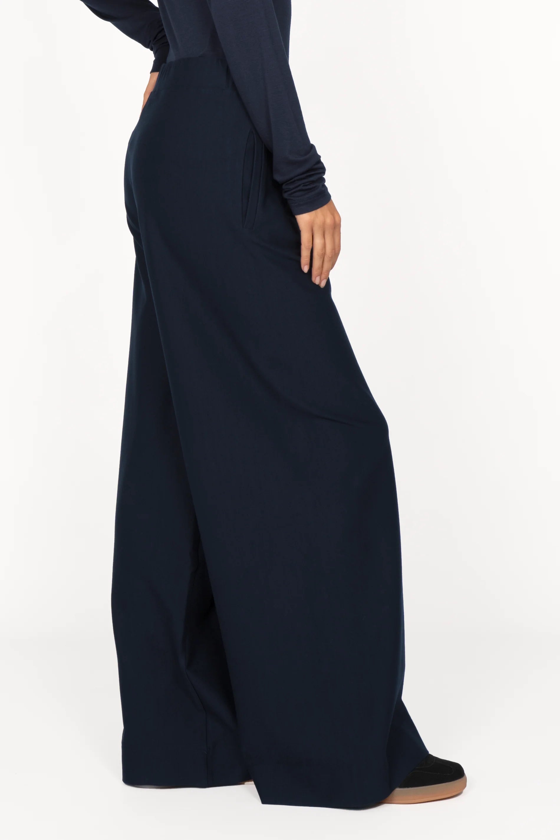 KLARA.K Wide Leg Pants dunkelblaue, weit geschnittene Hose mit elastischem Bund und seitlichen Taschen aus weichem Viskose-Mix