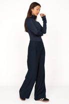 Damenmodell trägt KLARA.K Wide Leg Pants in Dunkelblau mit elastischem Bund und seitlichen Eingrifftaschen.