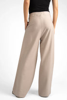 Beige KLARA.K Wide Leg Pants aus Heavy Viscose-Mix mit weitem Bein und elastischem Bund, bequem und modisch.