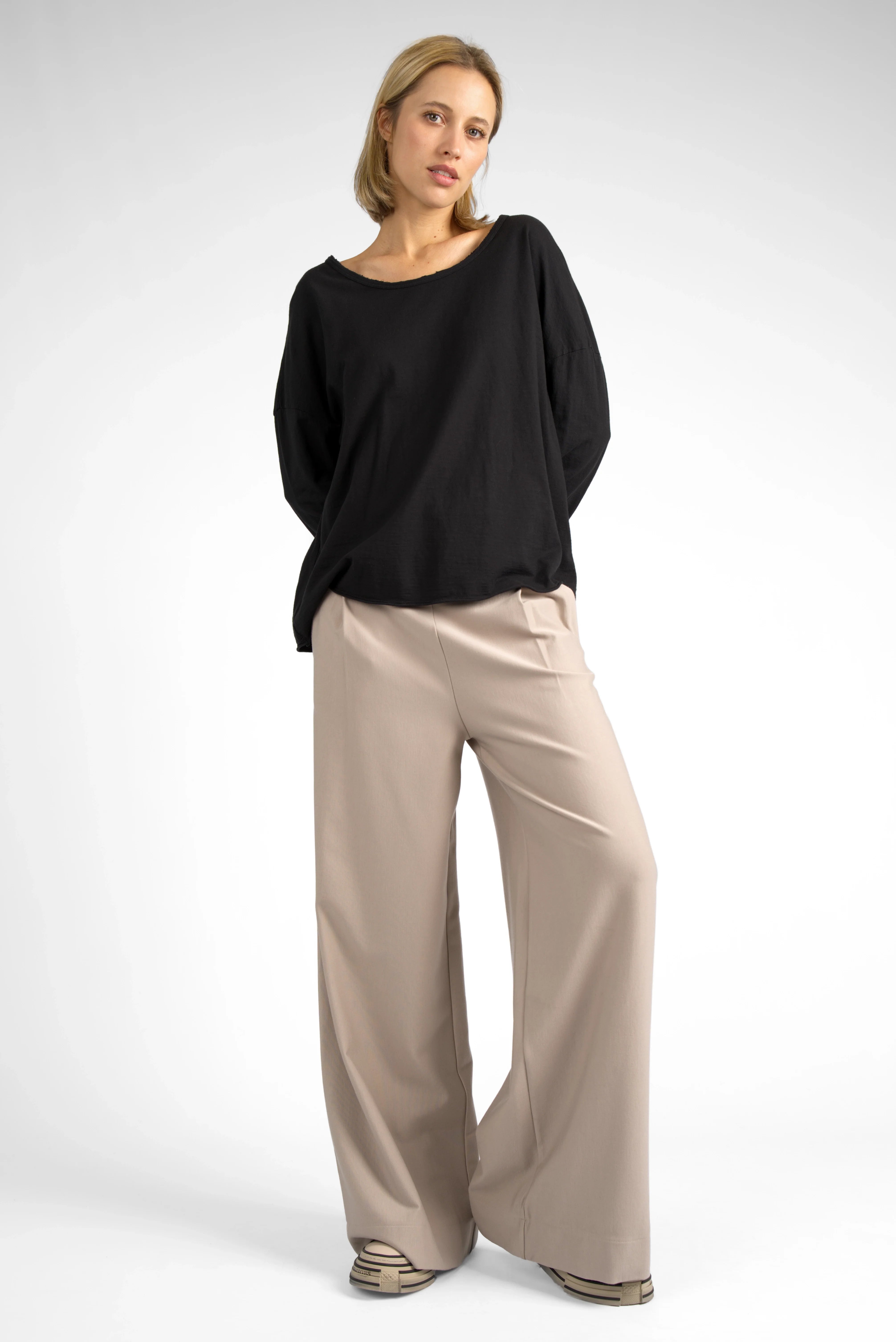 Damen trägt beige KLARA.K Wide Leg Pants aus softem Heavy Viscose-Mix mit weitem Bein und elastischem Bund