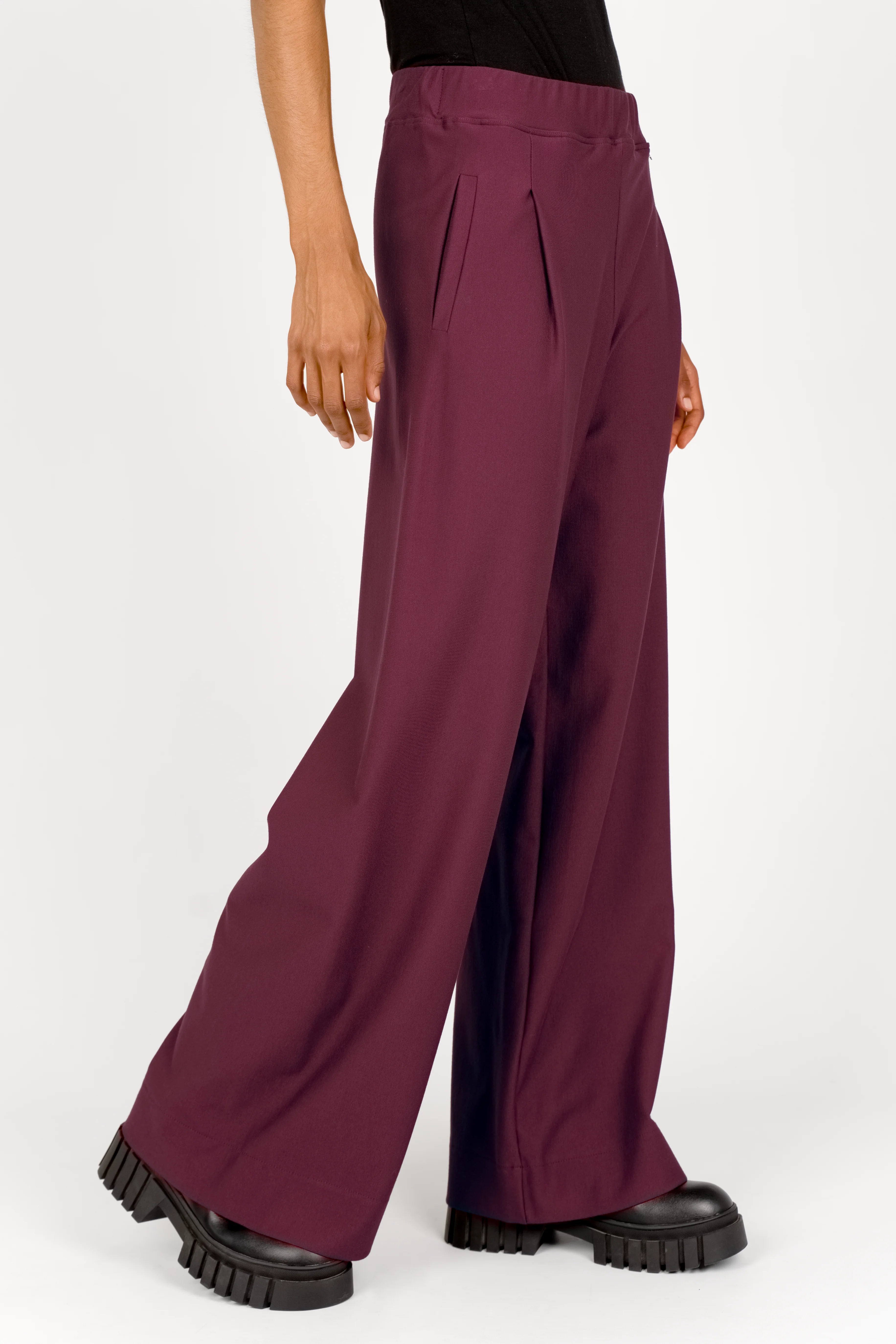 KLARA.K Wide Leg Pants weinrote, weite Hose mit elastischem Bund, Bundfalten und seitlichen Taschen aus weichem Viskose-Mix