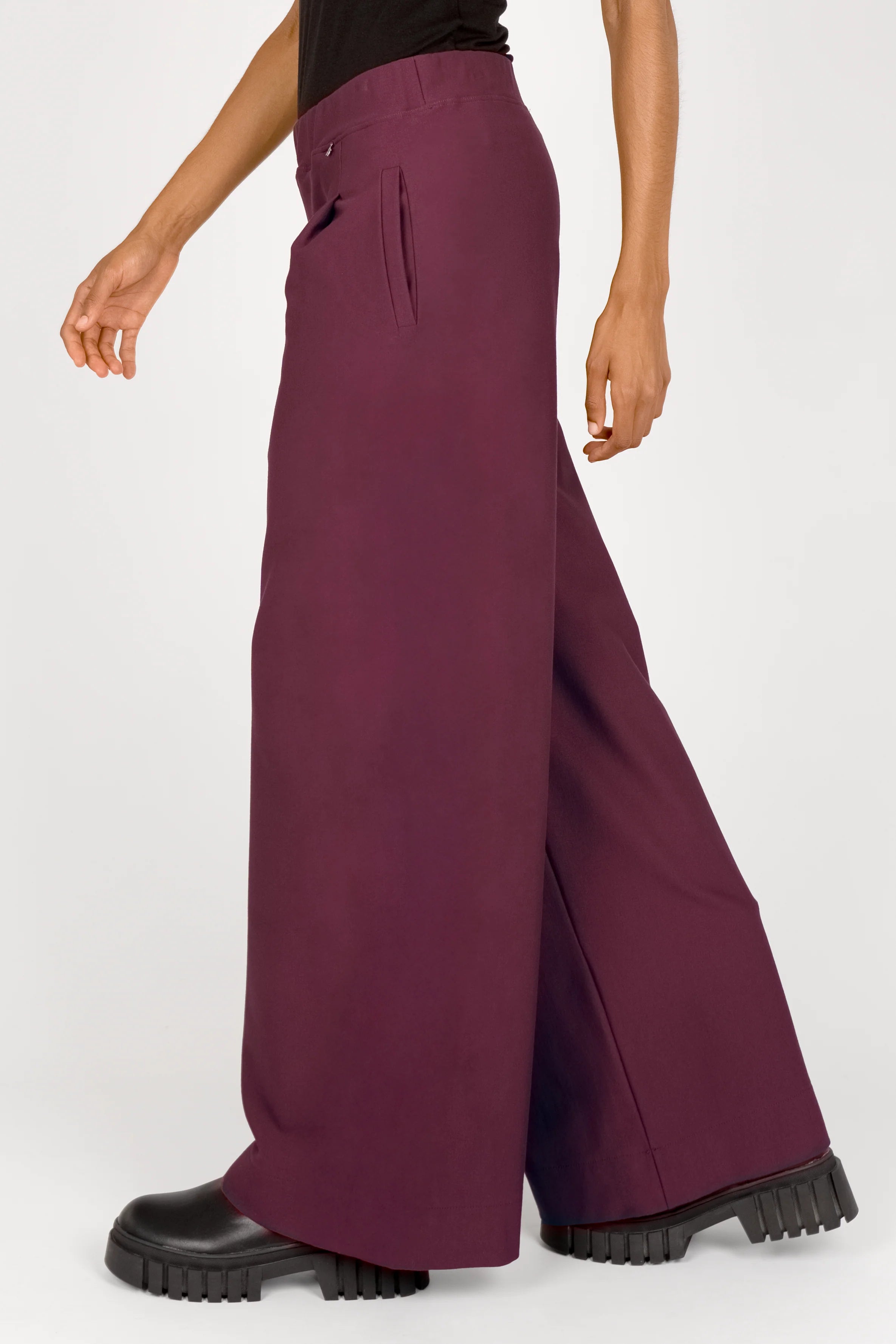 KLARA.K Wide Leg Pants in Bordeaux mit weitem Schnitt, elastischem Bund und seitlichen Eingrifftaschen.