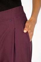 KLARA.K Wide Leg Pants lila mit elastischem Bund, seitlichen Taschen und Bundfalten aus weichem Viskose-Mix