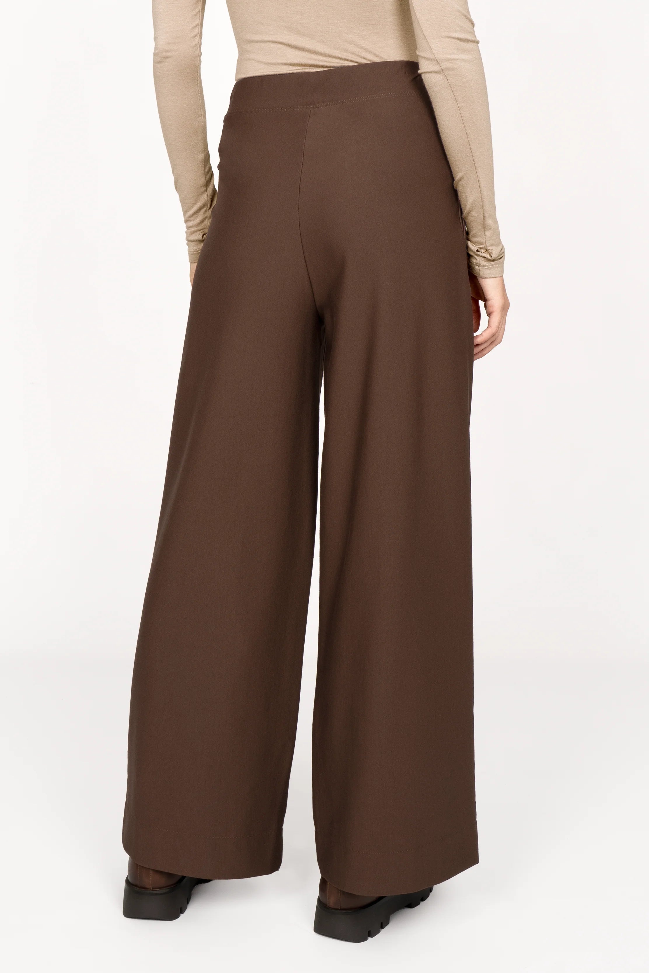KLARA.K Wide Leg Pants in brown with elastic waistband, side pockets, and relaxed fit, worn with beige top