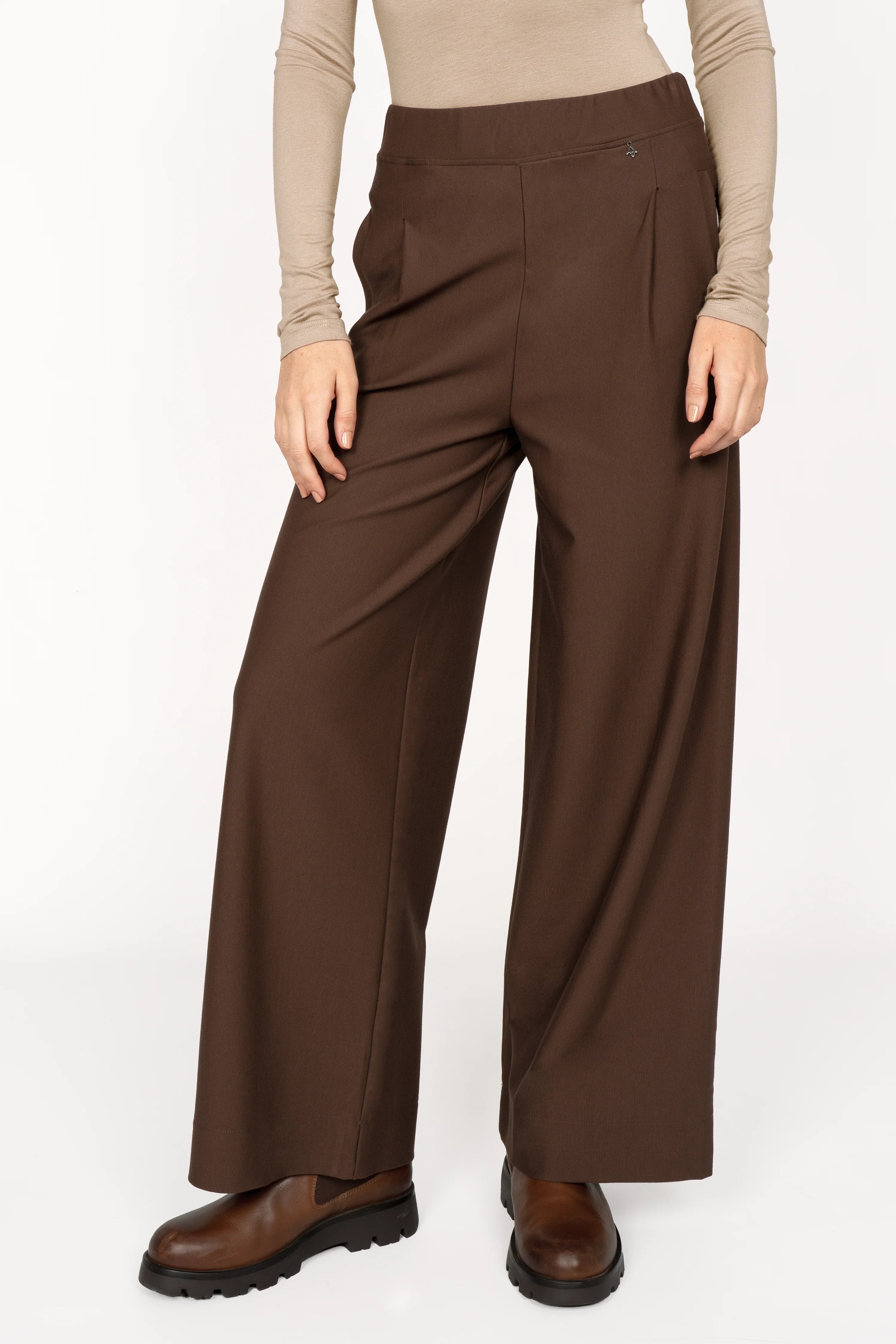 KLARA.K wide leg pants in brown with elastic waistband, side pockets, and relaxed fit for comfortable all-year wear
