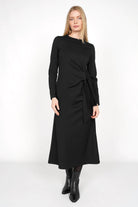 DIONI Kleid aus weichem Viskose-Jersey in schwarzer Wickeloptik, midi Länge, mit seitlicher Drapierung und langem Ärmel