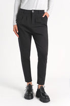 Schwarze Heelena Tapered Pants mit leichtem Bundfalten-Design und schmal zulaufendem Bein im modernen, knitterarmen Schnitt