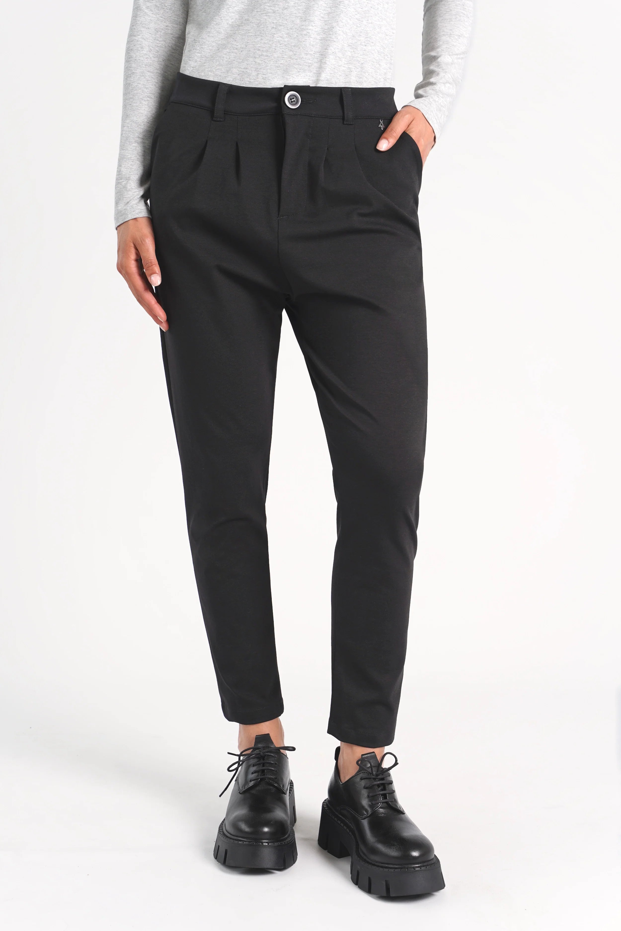 Schwarze Heelena Tapered Pants mit leichtem Bundfalten-Design und schmal zulaufendem Bein im modernen, knitterarmen Schnitt