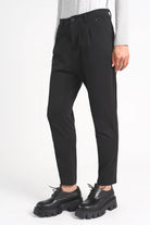 Schwarze Heelena Tapered Pants mit schmal zulaufendem Bein, knitterarmer Stoff und leichtem Bundfalten-Design.