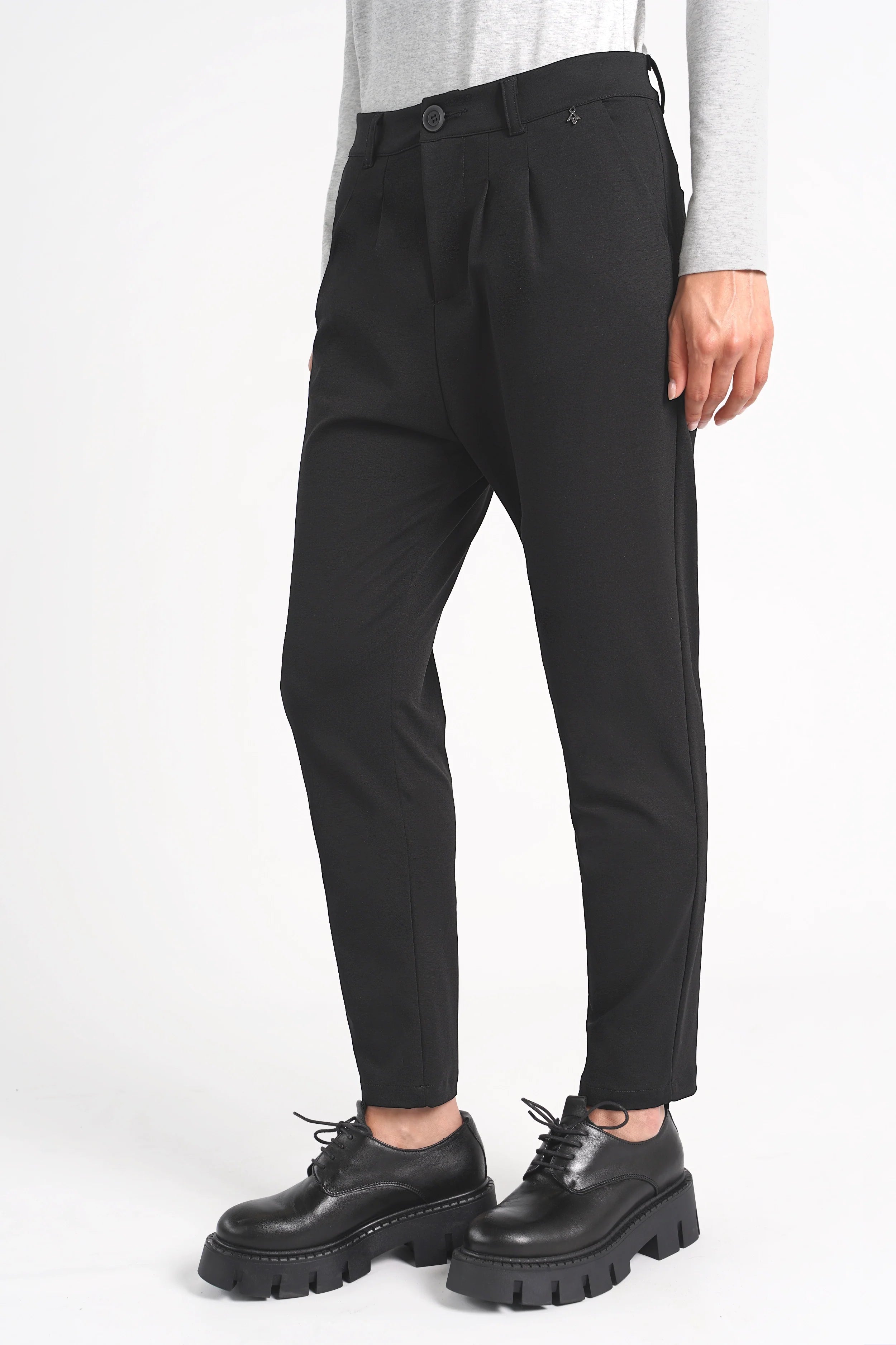 Schwarze Heelena Tapered Pants mit schmal zulaufendem Bein, knitterarmer Stoff und leichtem Bundfalten-Design.