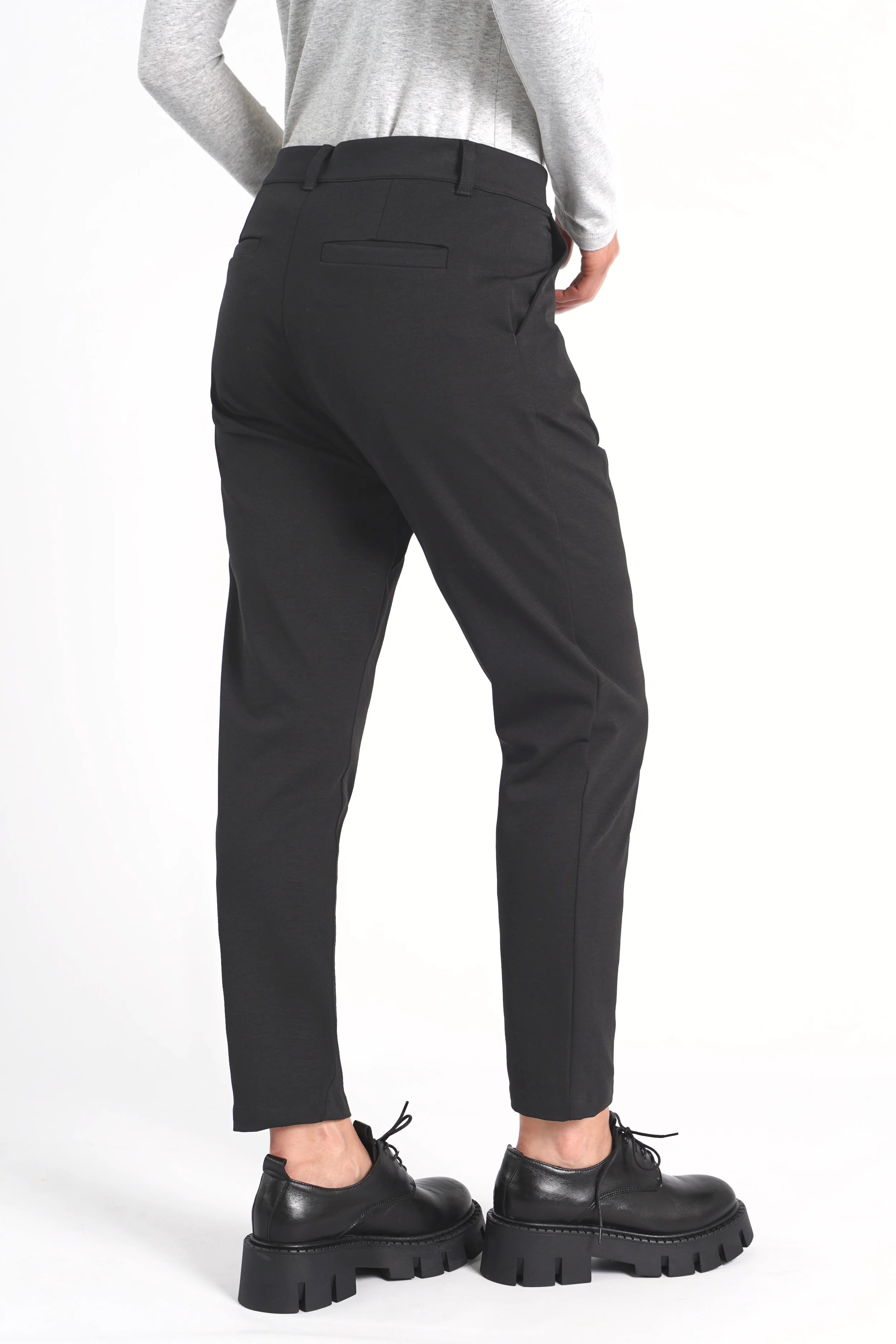 Schwarze Heelena Tapered Pants mit schmal zulaufendem Bein und knitterarmer, weicher Qualität, getragen von hinten.