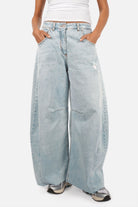 Weite Barrel Jeans aus leichtem italienischem Denim mit bleached blue Waschung und Raw-Cut Saum