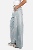 Weite Barrel Jeans in bleached blue denim with relaxed fit and raw-cut hem
