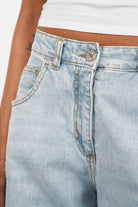 Weite Barrel Jeans aus leichtem italienischen Denim mit bleached blauem Waschung und destroyed Details