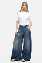 Weite Barrel Jeans mit Raw-Cut Saum und dezenten Destroyed-Details in entspanntem Relaxed Fit
