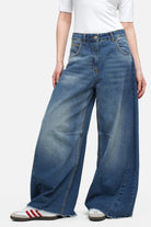 Weite Barrel Jeans mit Raw-Cut Saum und lässiger Waschung aus hochwertigem Denim