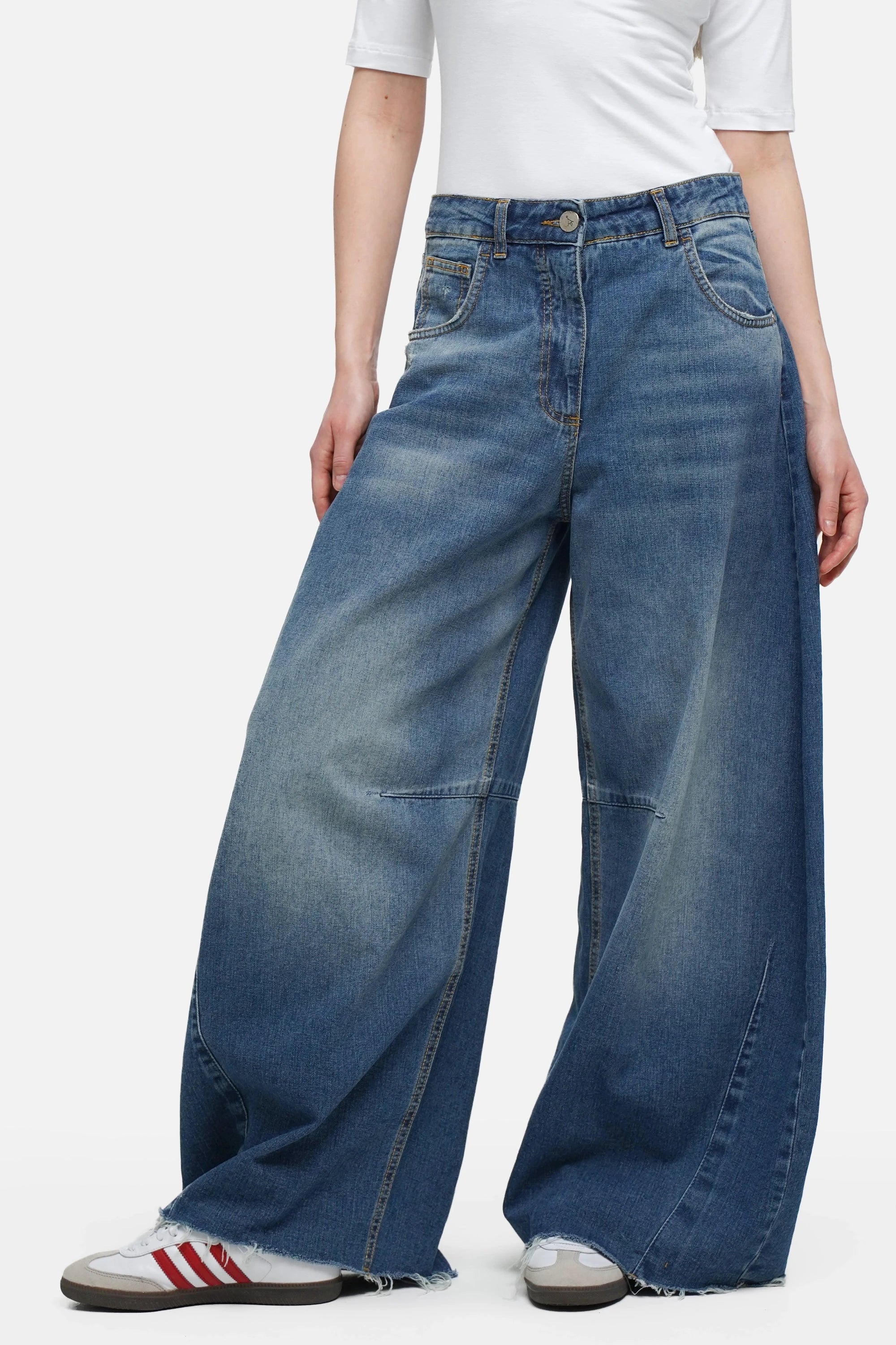 Weite Barrel Jeans mit Raw-Cut Saum und dezenter Used-Optik aus hochwertigem Denim