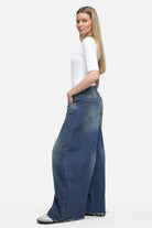 Weite Barrel Jeans mit Raw-Cut Saum und dezenter Destroyed-Optik in Relaxed Fit