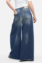 Weite Barrel Jeans mit High-Waist, Raw-Cut Saum und leichtem Whisker-Effekt aus hochwertigem Denim