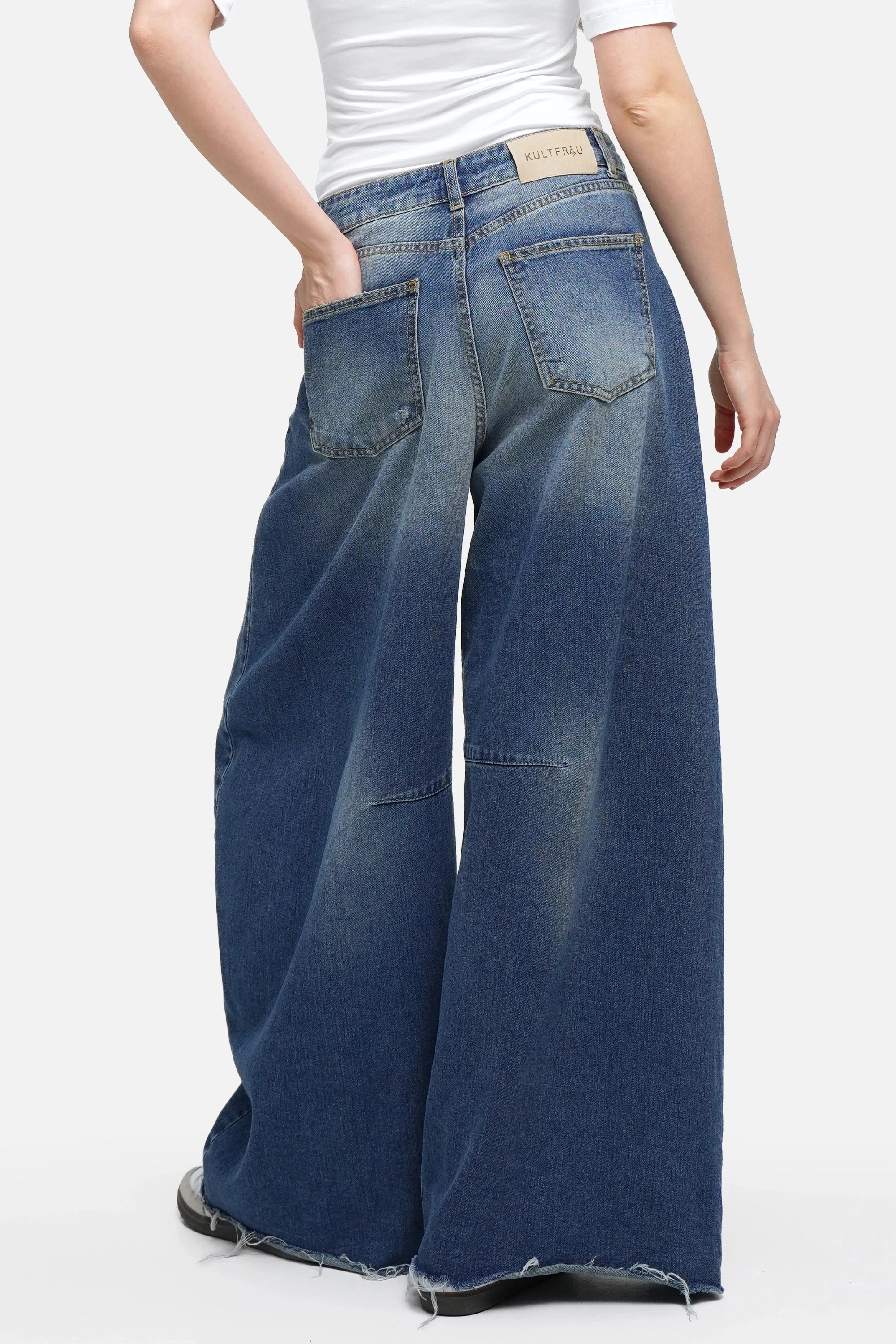 Weite Barrel Jeans mit High-Waist, Raw-Cut Saum und leichtem Whisker-Effekt aus hochwertigem Denim