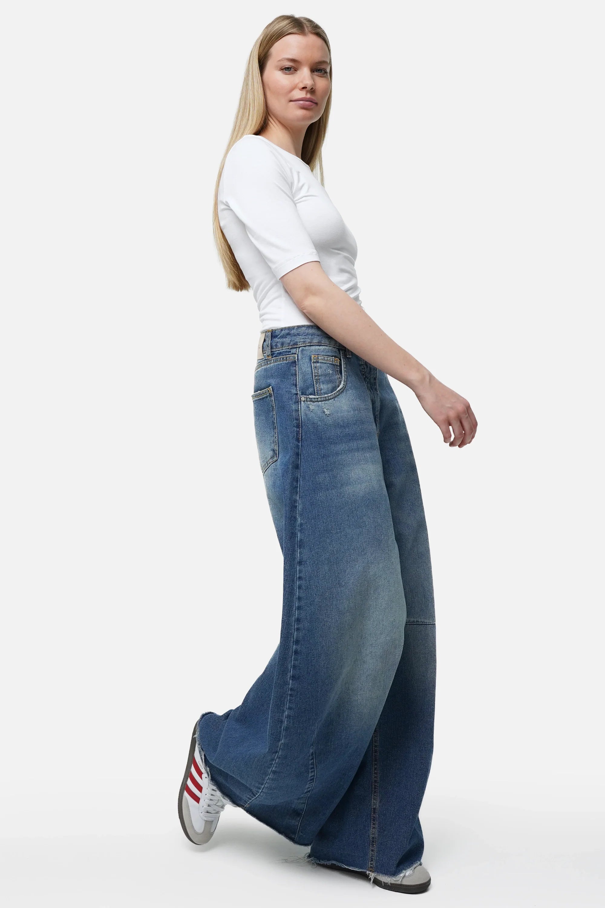 Weite Barrel Jeans mit Raw-Cut Saum und dezenten Destroyed-Details aus hochwertigem Denim
