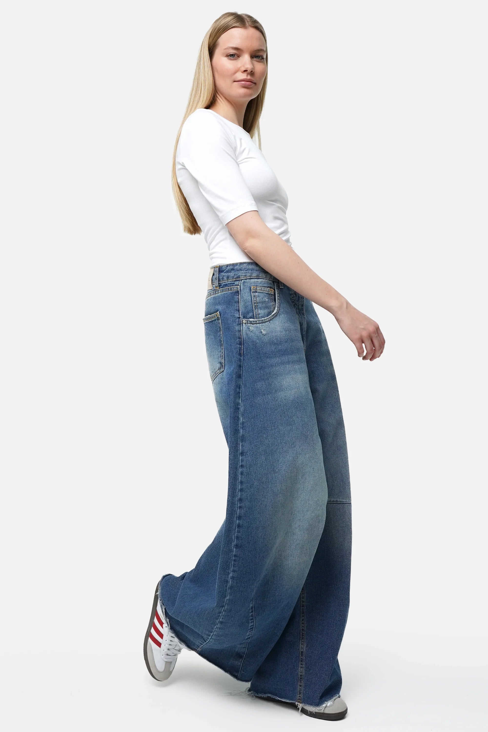 Weite Barrel Jeans mit Raw-Cut Saum und dezenter Used-Optik in hochwertigem Denim