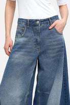 Weite Barrel Jeans mit Raw-Cut Saum, Destroyed-Details und relaxed Fit in hochwertigem Denim