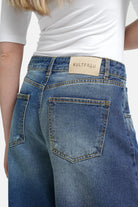 Weite Barrel Jeans mit Raw-Cut Saum und dezenter Waschung in Relaxed Fit