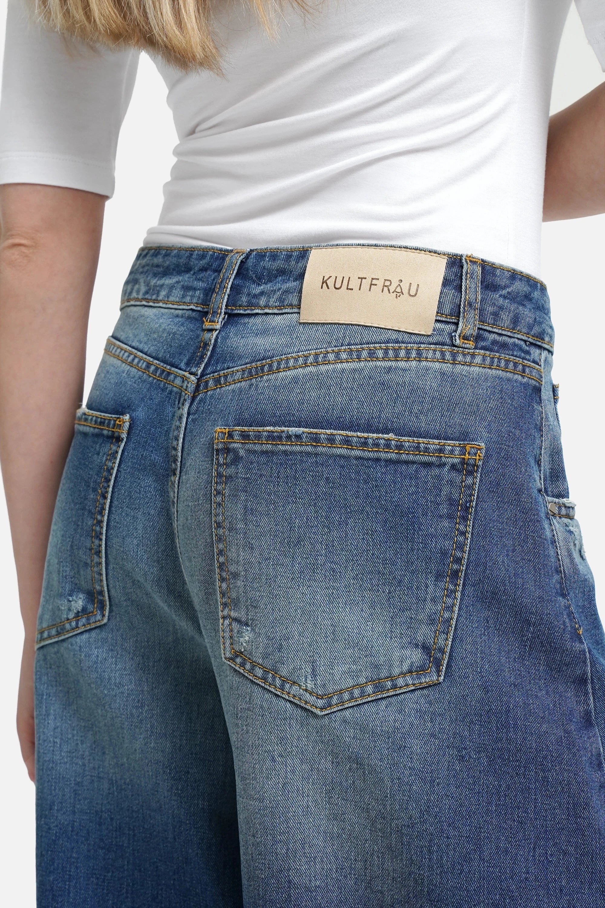 Weite Barrel Jeans mit Raw-Cut Saum und dezenter Waschung in Relaxed Fit