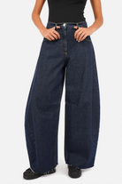 LANEA Weite Barrel Jeans aus italienischem Denim mit dunkler Ink-Waschung und Raw-Cut-Saum
