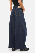 LANEA Weite Barrel Jeans aus dunkelblauem Denim mit Raw-Cut-Saum und weitem Bein