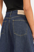 LAnEA Weite Barrel Jeans aus italienischem Denim mit dunkler Ink-Waschung und Raw-Cut-Saum