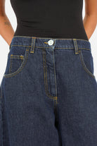 LANEA weite Barrel Jeans aus italienischem Denim in dunkler Ink-Waschung mit Raw-Cut-Saum und relaxed Fit