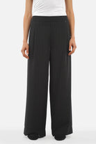 LARA.K Wide Leg Pants lightweight flowing material elastic waistband side pockets regular fit