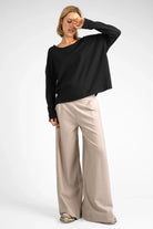 Schwarzes LARXA Longsleeve in Regular Fit aus weicher Fiammato-Baumwolle mit Rundhalsausschnitt und überschnittenen Schultern.