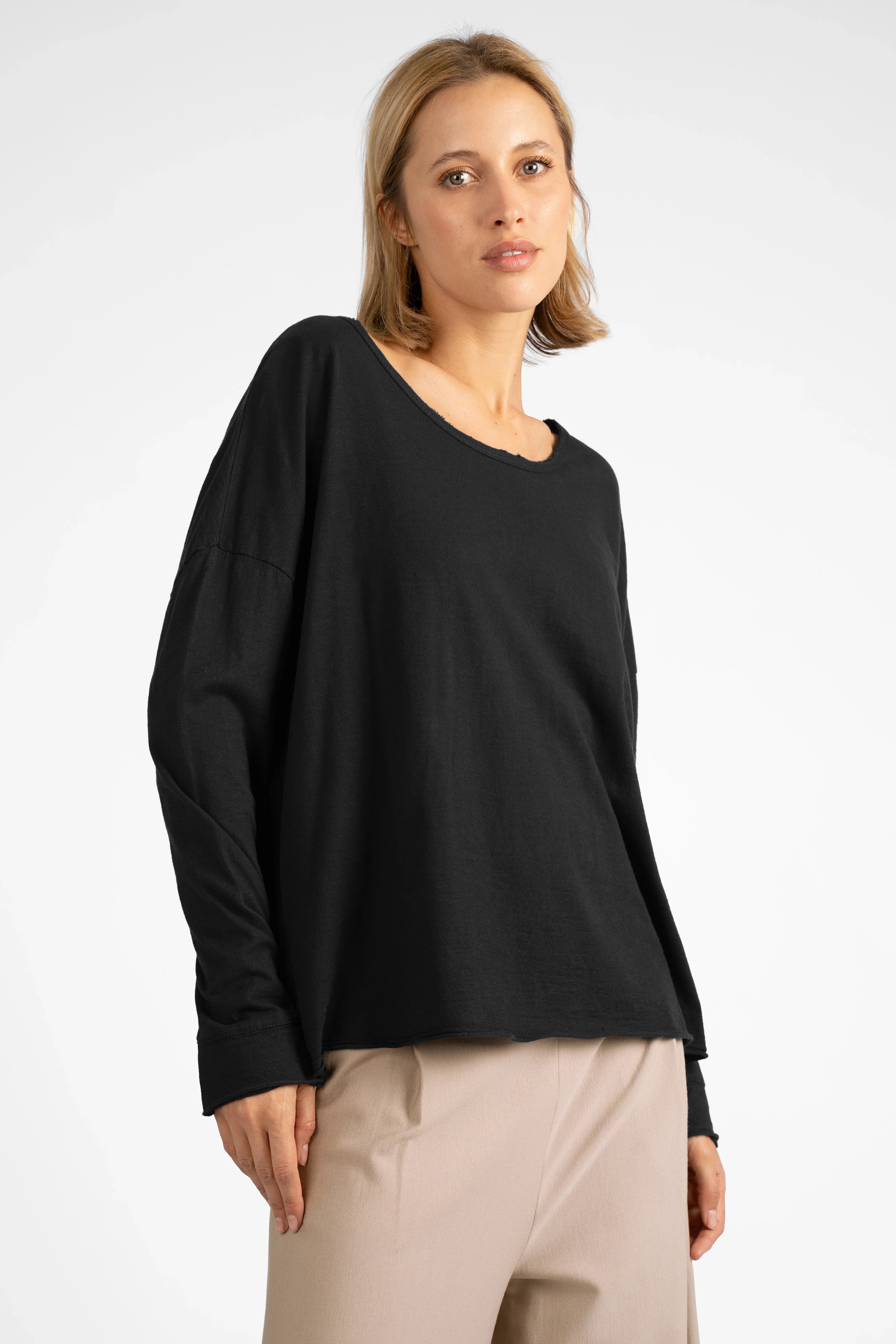 Schwarzes LARXA Longsleeve aus softer Fiammato-Baumwolle mit Rundhalsausschnitt und überschnittenen Schultern