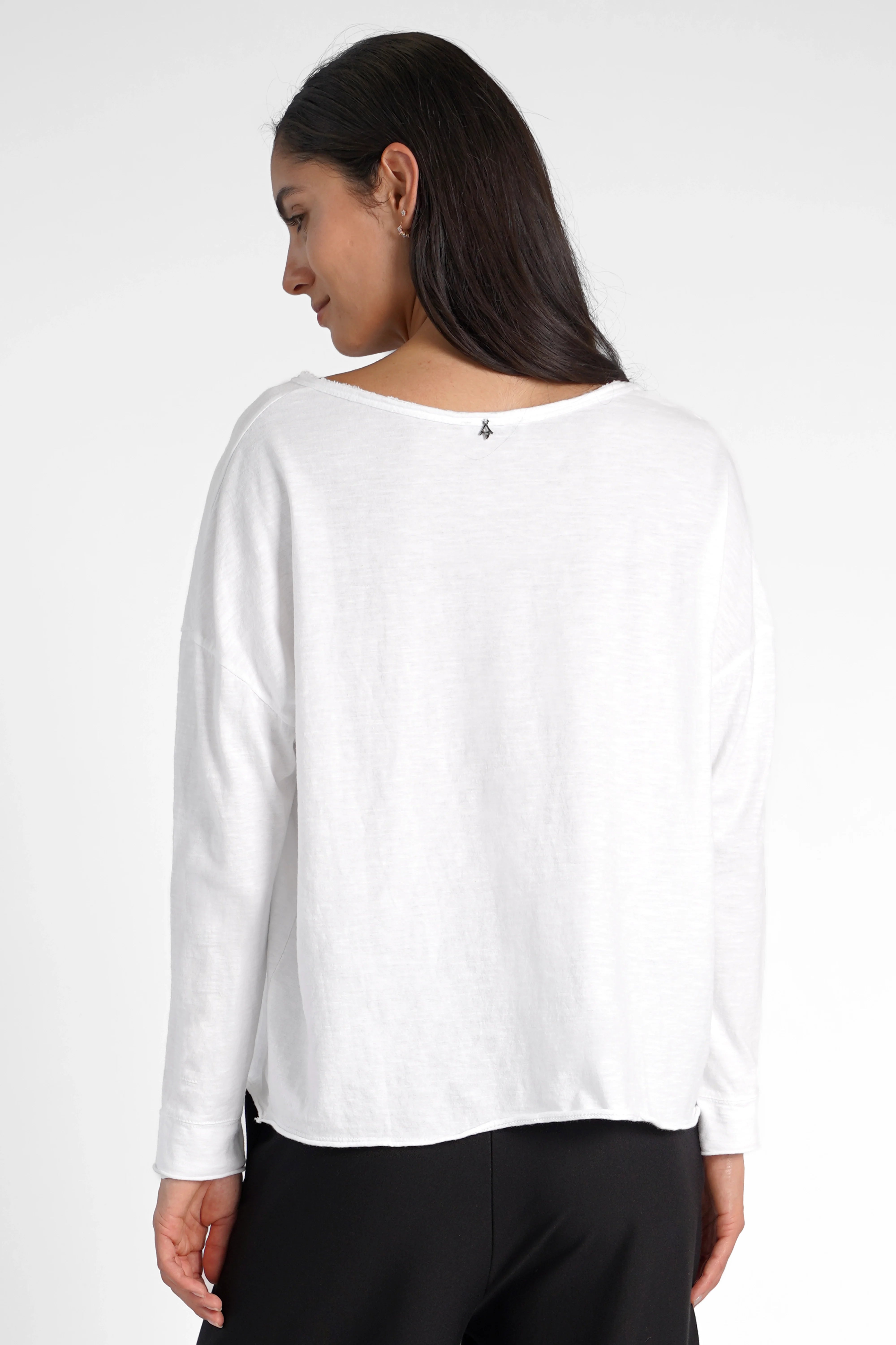 LARXA Longsleeve aus softer Fiammato-Baumwolle mit Rundhalsausschnitt und überschnittenen Schultern in Weiß.