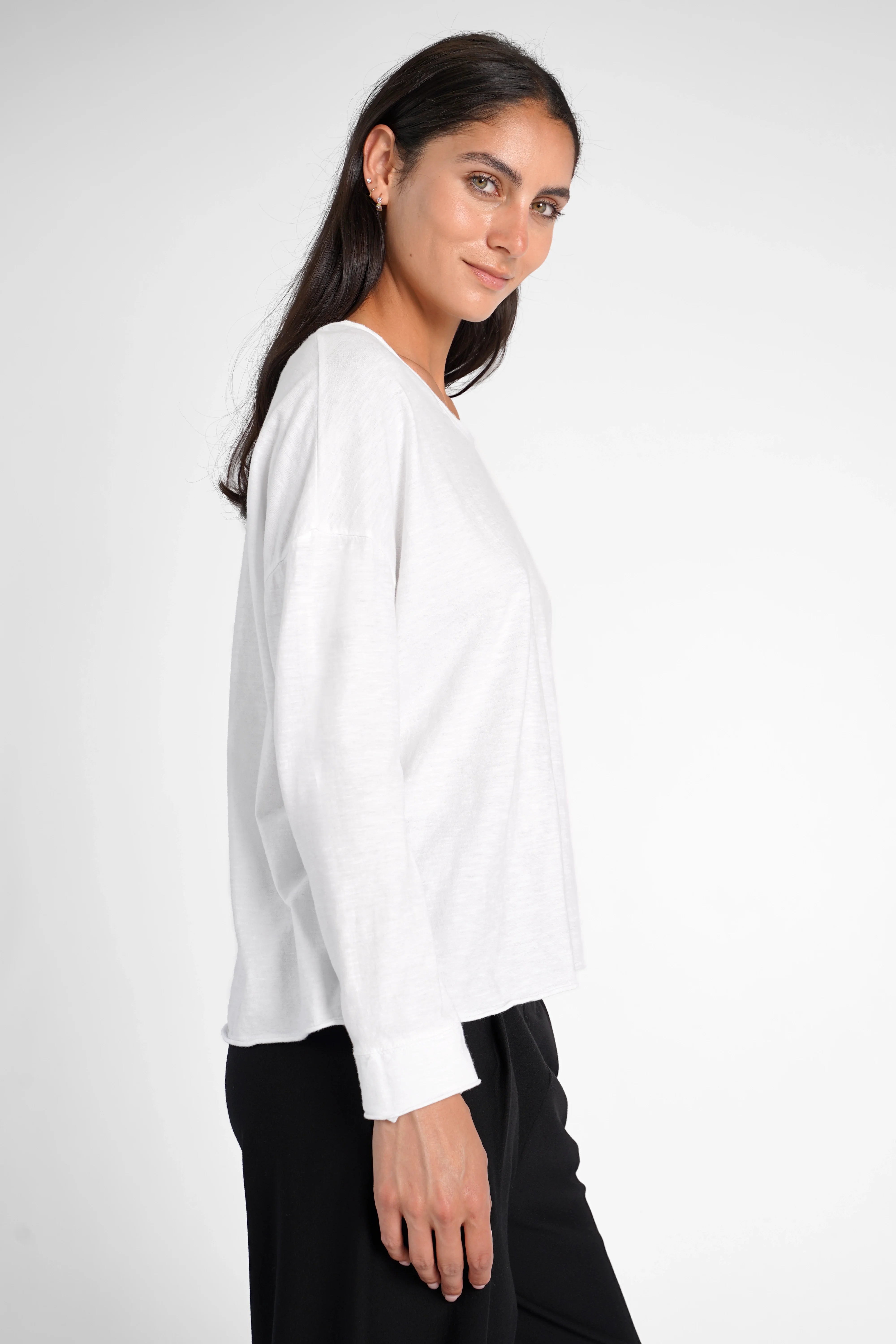 Weißes LARXA Longsleeve aus weicher Fiammato-Baumwolle mit Rundhalsausschnitt und überschnittenen Schultern