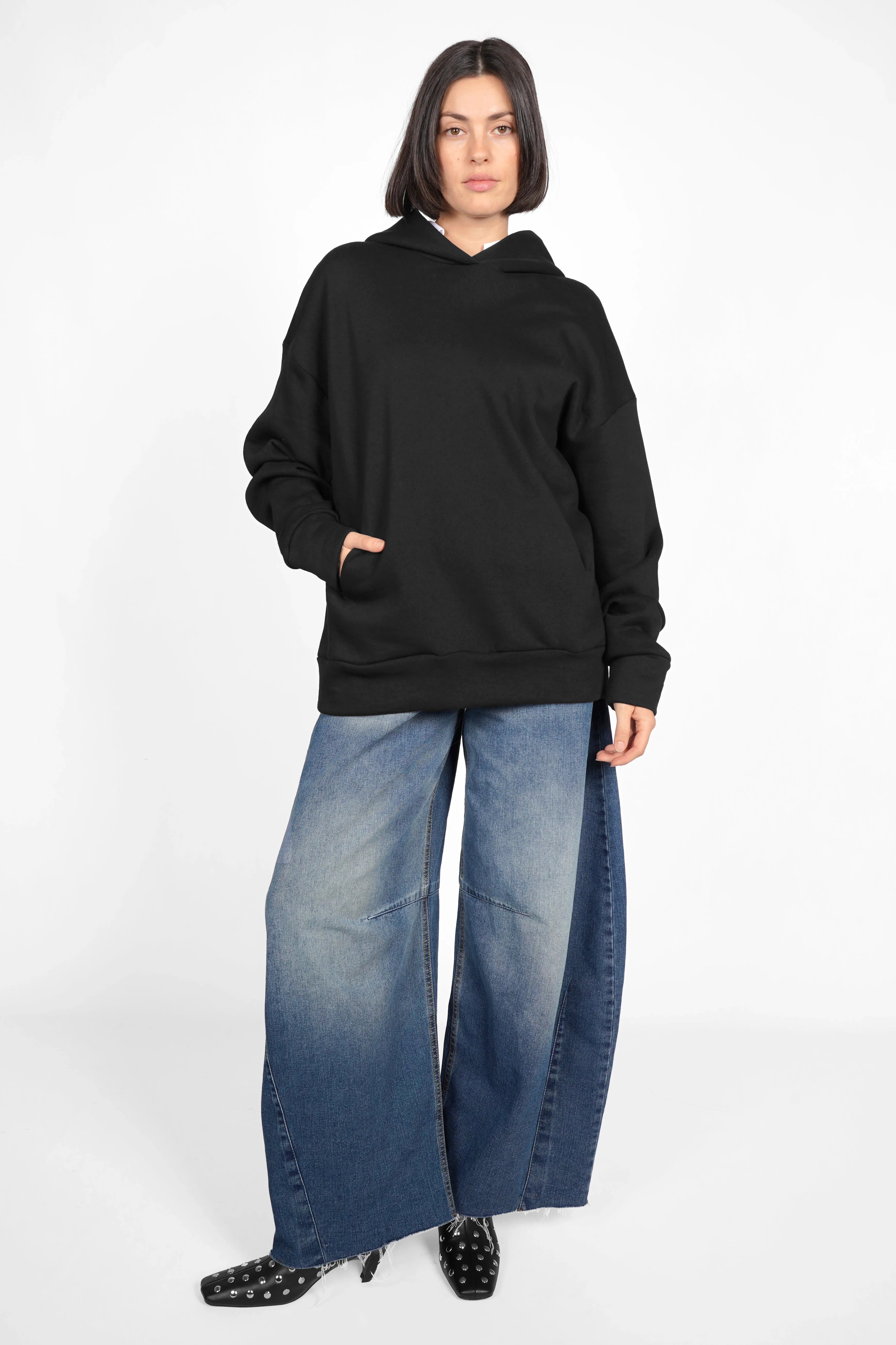 Schwarzer LAURA.K Oversize Hoodie mit großer Kapuze und Kängurutasche aus weicher Baumwolle