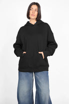 Schwarzer Oversize Hoodie aus weicher Baumwolle mit großer Kapuze und Kängurutasche