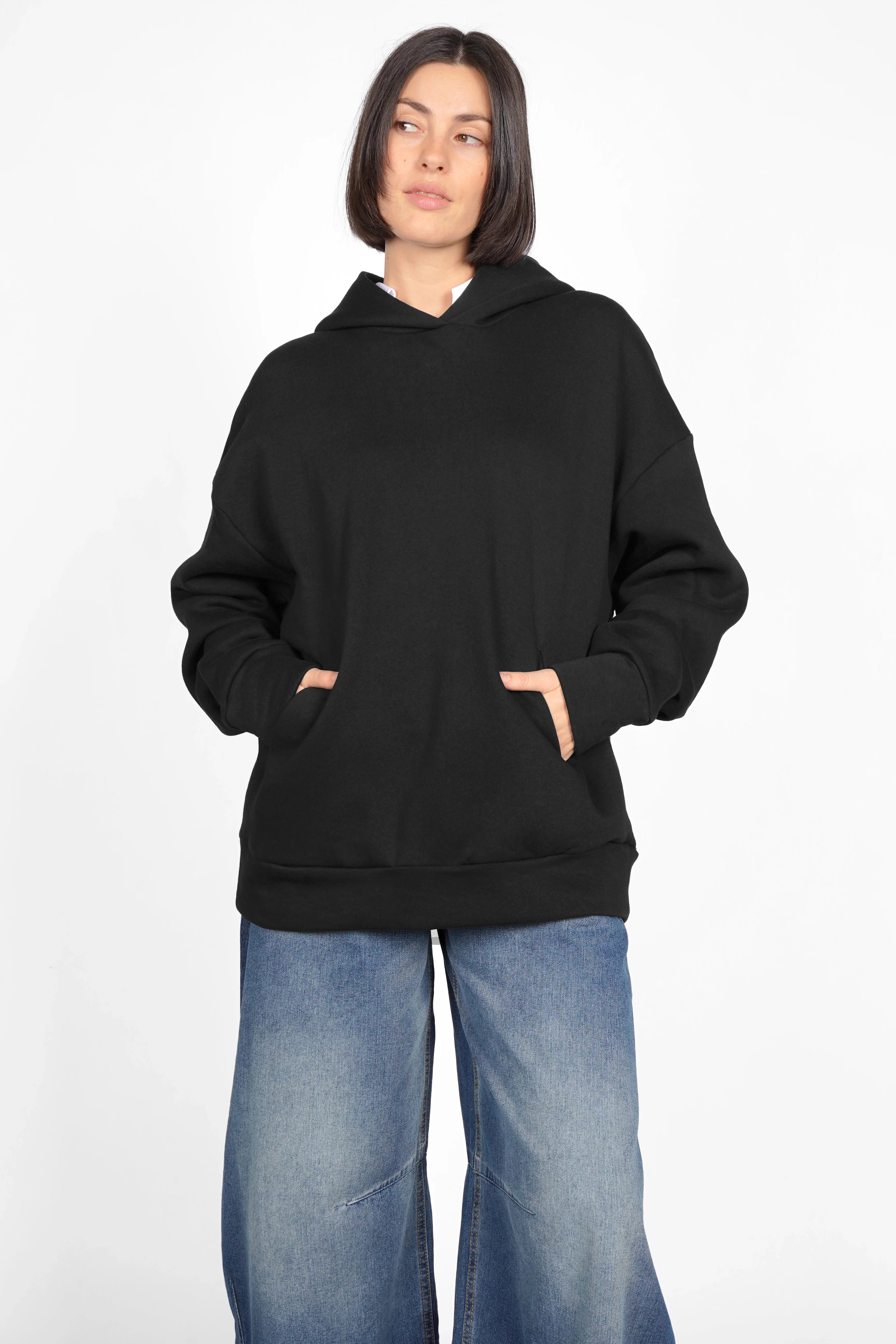 Schwarzer Oversize Hoodie aus weicher Baumwolle mit großer Kapuze und Kängurutasche